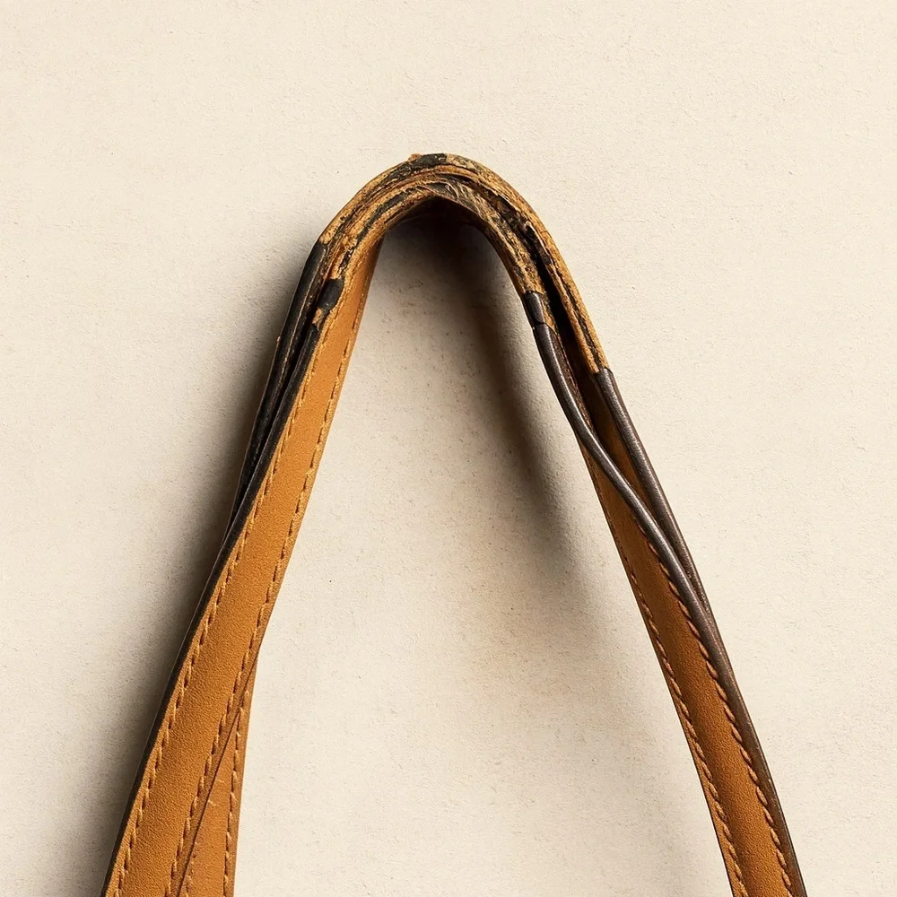 Guess Women’s Large Brown Tote Handbag – Stylish & Spacious Everyday Bag. - Picture 3 of 4